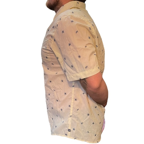 Chaps Easy Care Men’s Yellow Blue Sea Turtle Coastal Ocean Beach Vacation Shirt - Picture 4 of 8